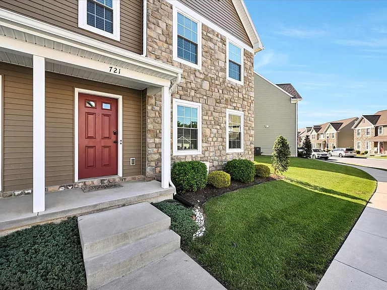 721 Farmwood Ln — Photo 3
