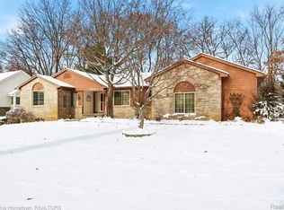 8930 Twin Lakes Dr, White Lake, MI