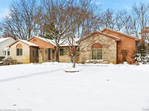 8930 Twin Lakes Dr, White Lake, MI 48386