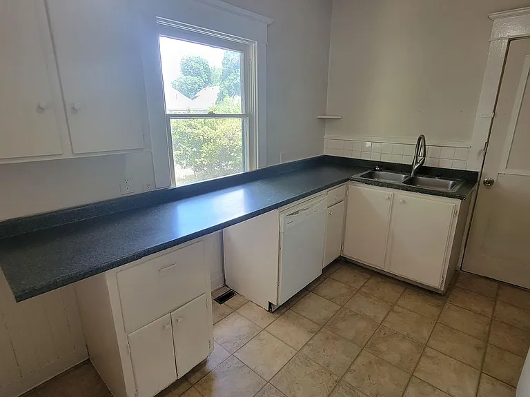 2112 N Astor St — Photo 4