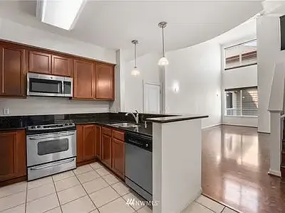 1 bed, 1.5 bath, 805 sqft, $1,800 — Photo 3