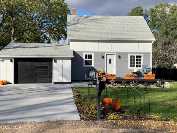 106 6th Ave NW, Clark, SD 57225