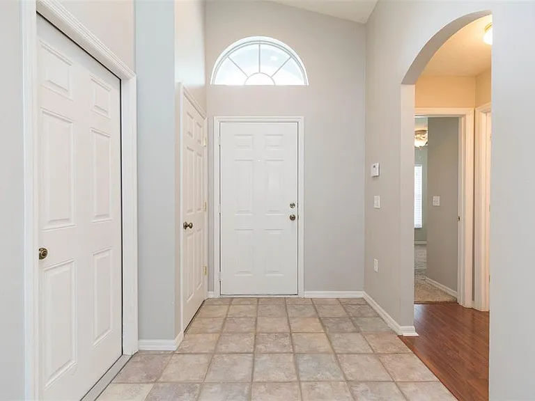 4550 Roundview Ct — Photo 2