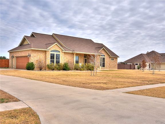 4th image of 204 Angela Dr