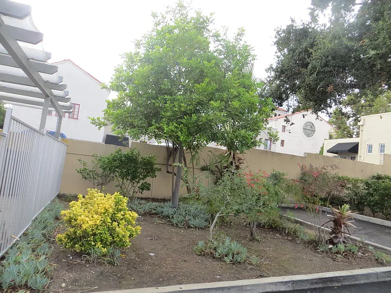 147 Mariposa Ave #F — Photo 3
