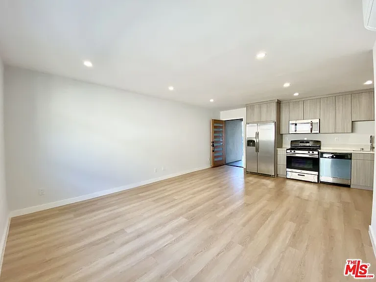 3207 W 3rd St #3 — Photo 8