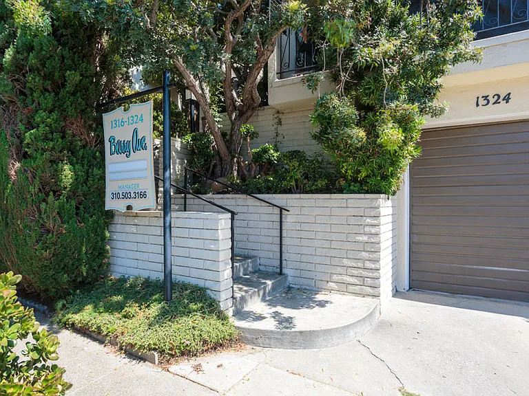1324 Barry Ave #8 — Photo 11