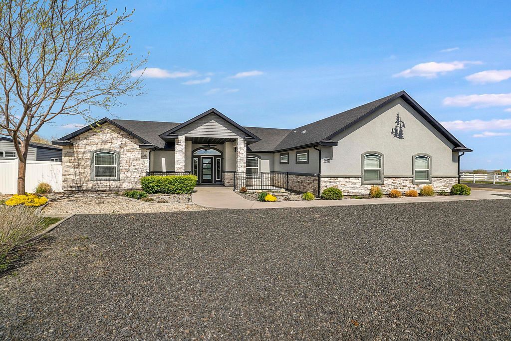 3847 Glasswing Dr - Property Image