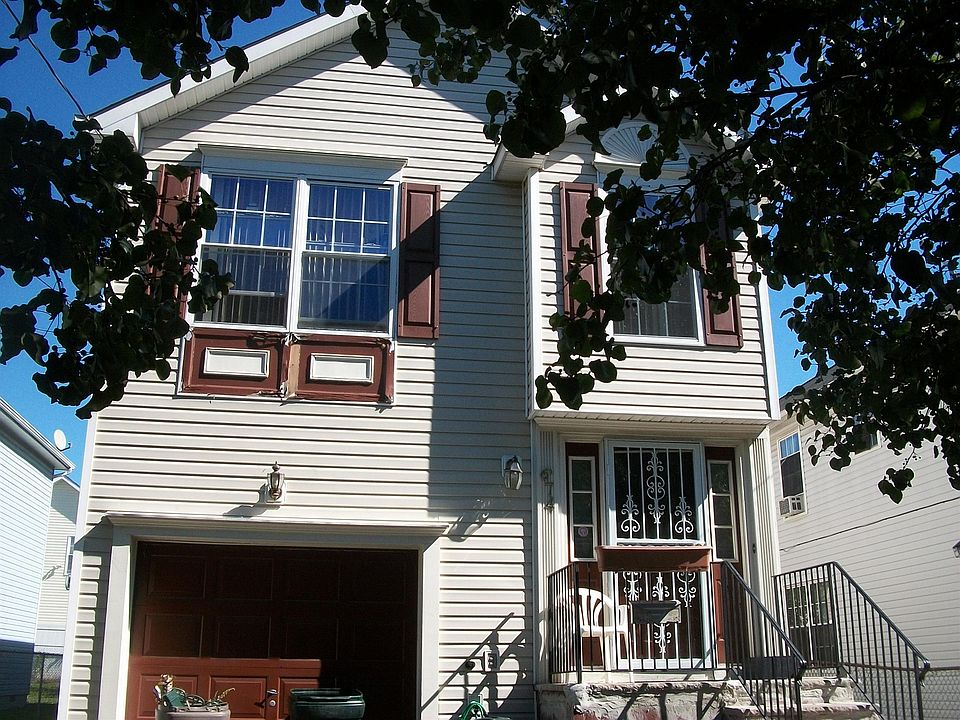 1st image of 674-676 S 15th St