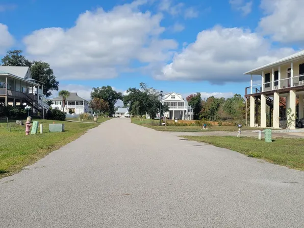 113 Sarahs Ln #2, Waveland, MS 39576