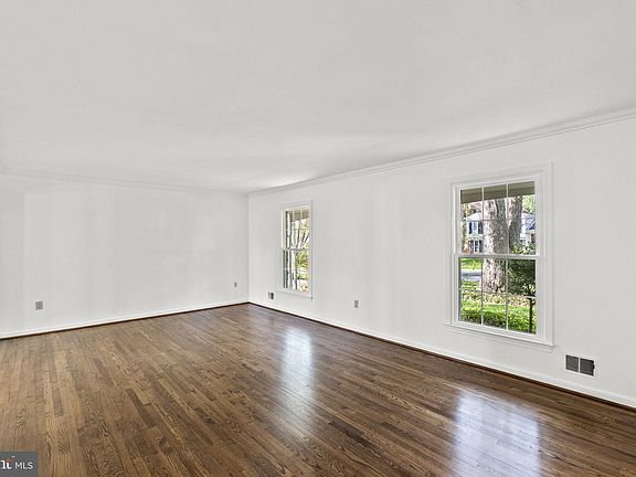 5th image of 21 Brighton Dr