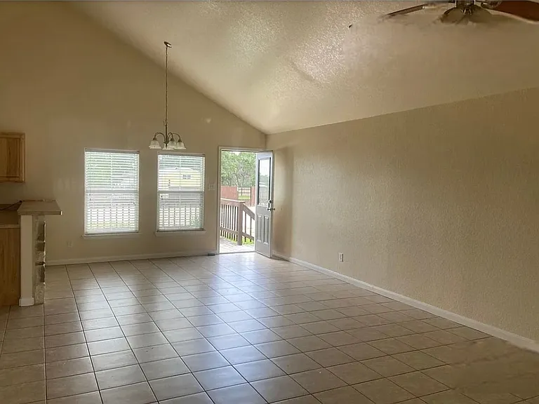 122 Tom Lea Dr — Photo 3
