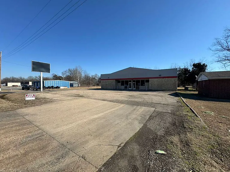 820 N Main St — Photo 3