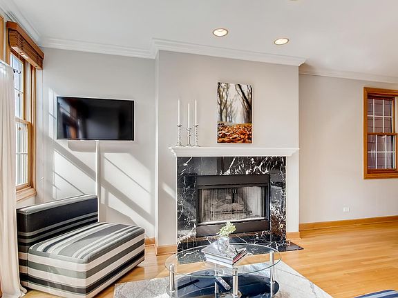 2nd image of 1152 W Wrightwood Ave #2