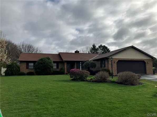 5121 Foxcroft Dr N, Schnecksville, PA 18078