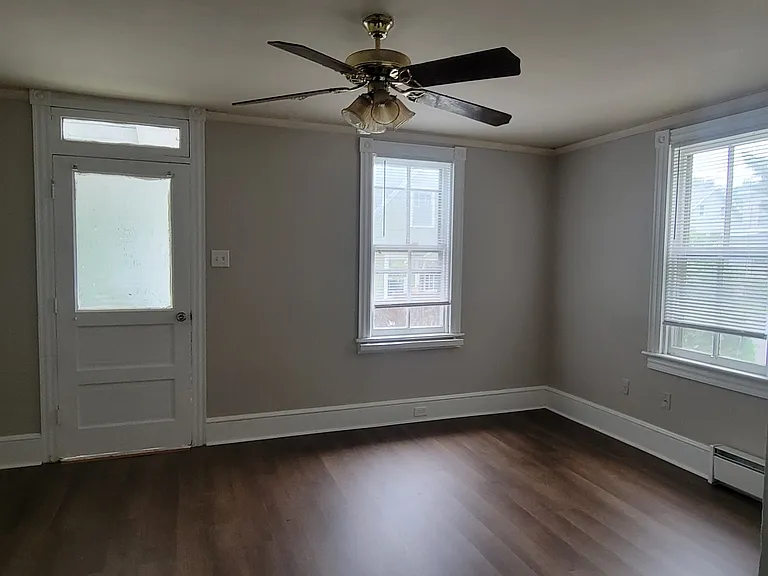 23 Dewey St — Photo 11