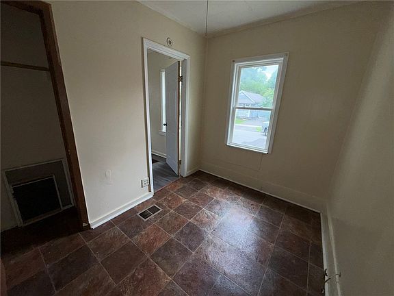 4th image of 93 Campbell St