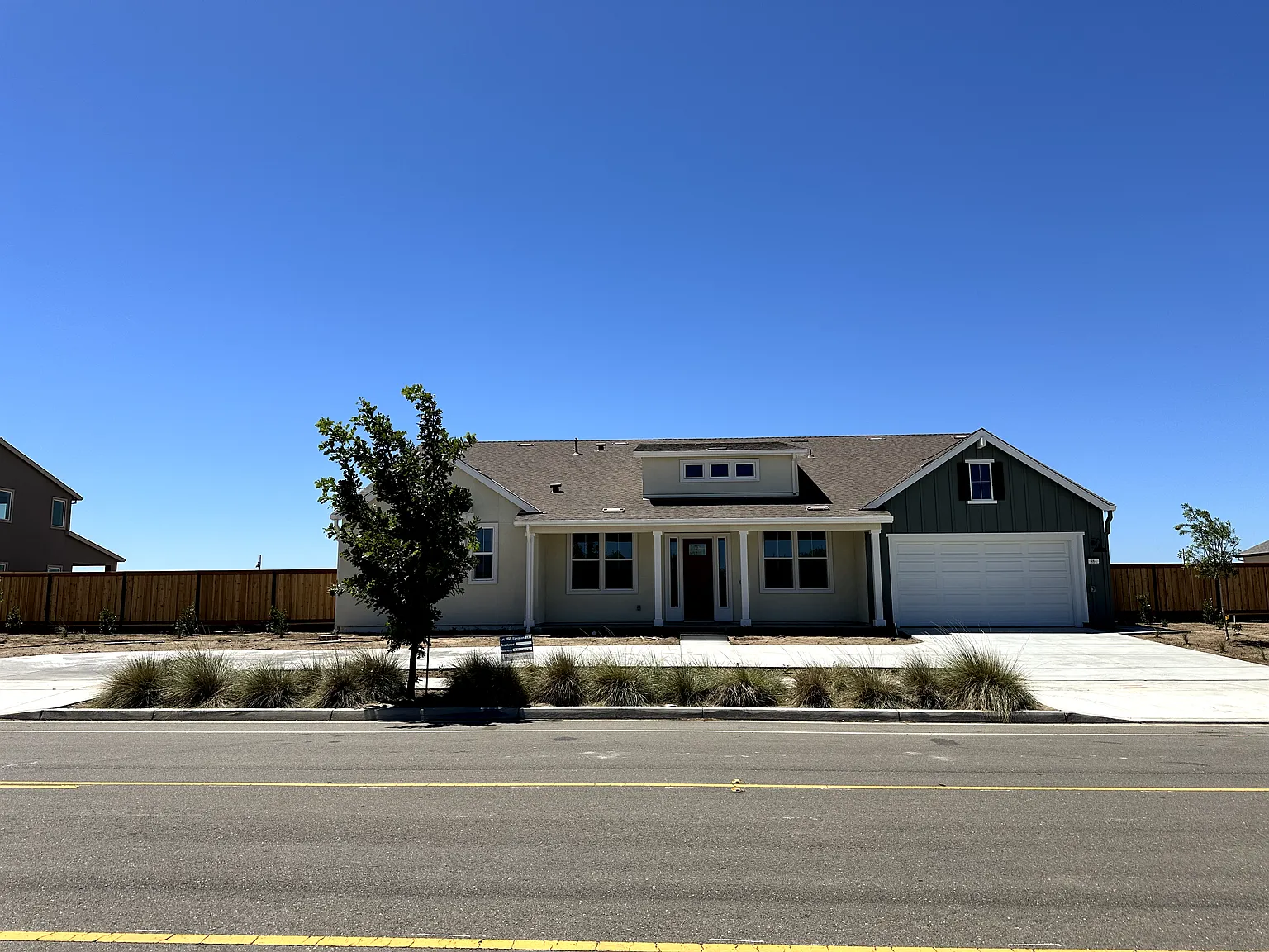 5 bed, 4.5 bath, 3200 sqft, $4,200 — Photo 2