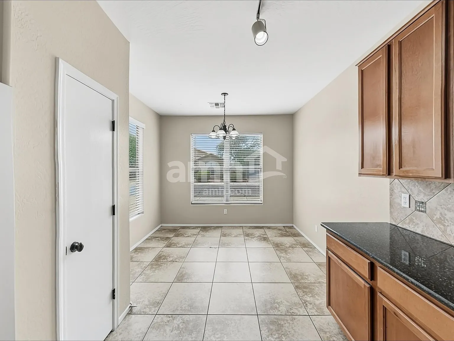 3 bed, 2.0 bath, 1702 sqft, $1,990 — Photo 4