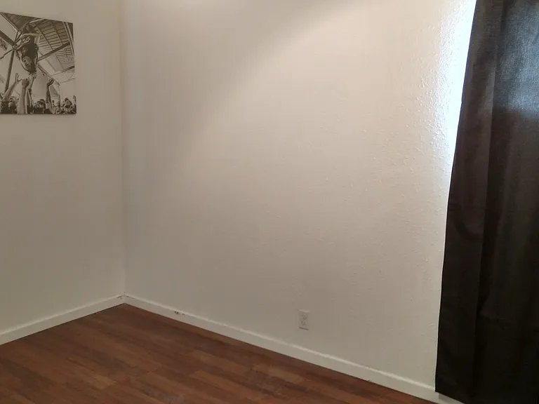 107 E Powell Ln — Photo 3