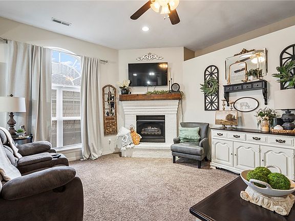 4th image of 308 Glenwood Pl