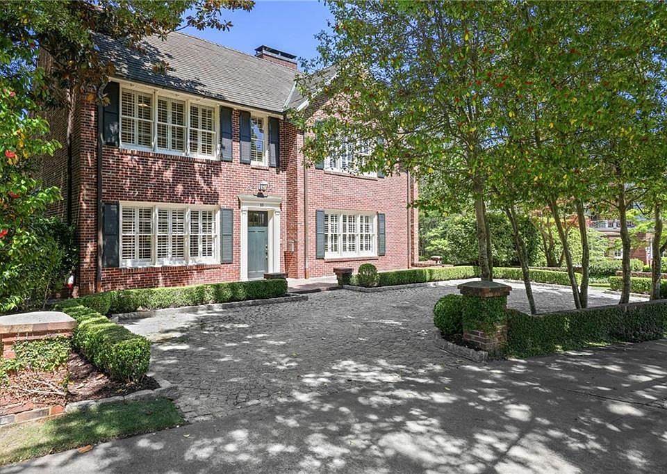 1st image of 10 Palisades Rd NE