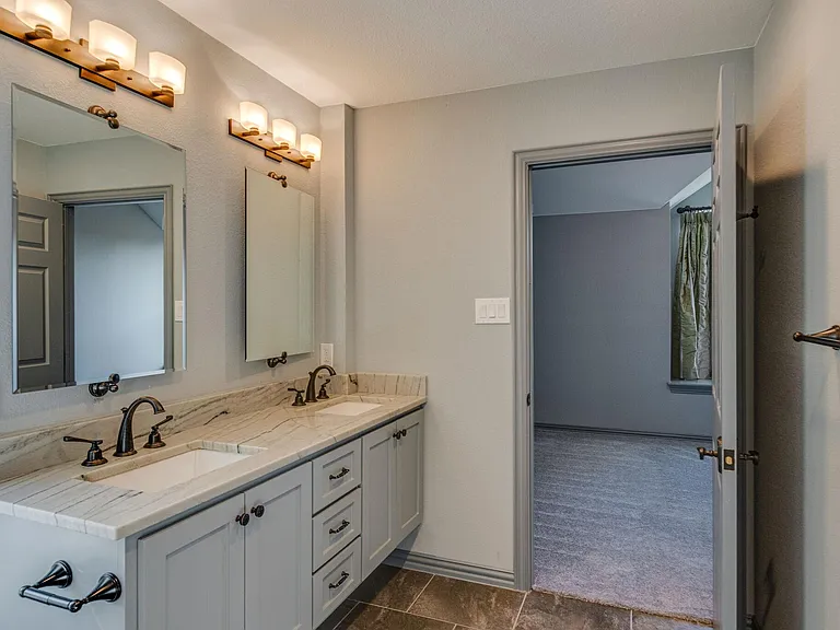 2417 Bonham Trl — Photo 38