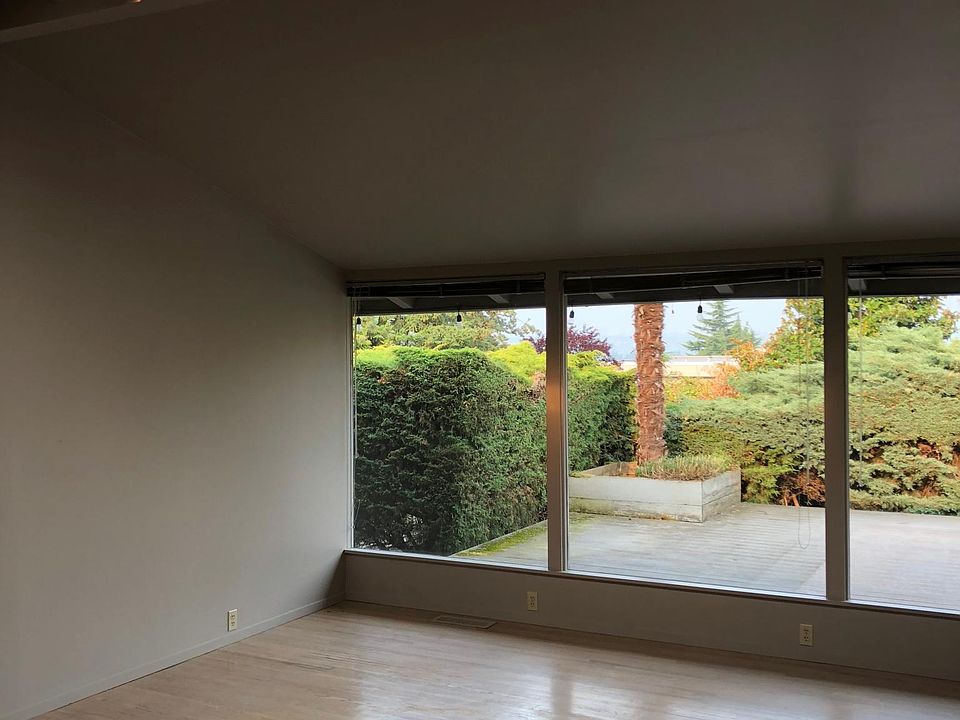 Vaulted ceilings in main living and dining areas and views t