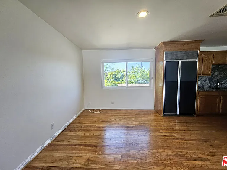 22040 Wyandotte St #UPSTAIRS — Photo 12