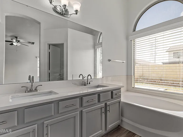1077 W Laurel Ave — Photo 15