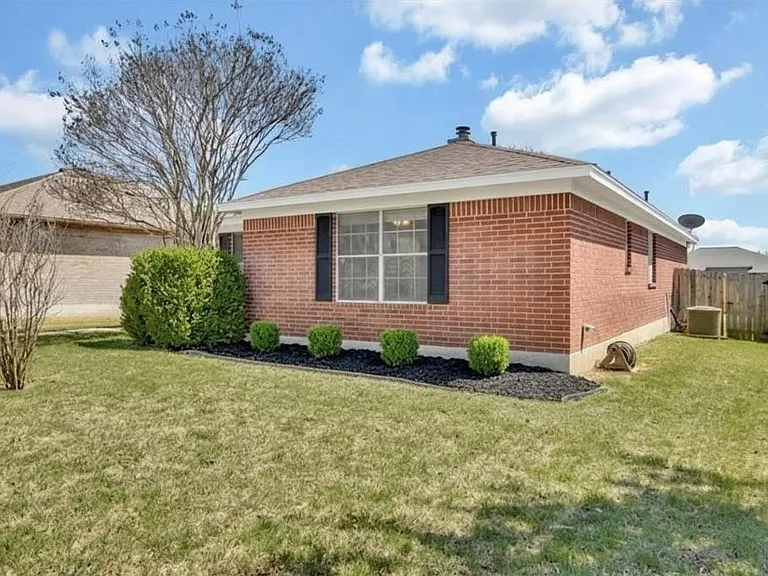 1101 Disraeli Cir — Photo 4