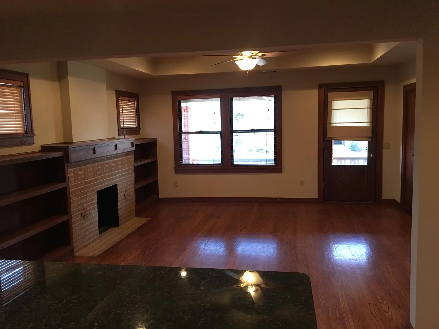 1 bed, 950 sqft, $1,300 — Photo 2
