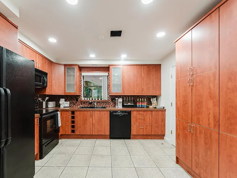 1016 NE 26th Ave — Photo 13