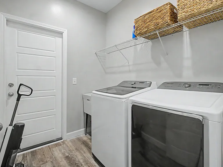 214 E Franklin St — Photo 8
