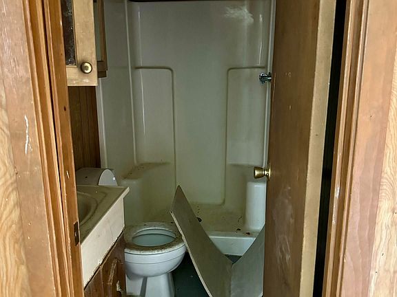 5th image of 119 Henderson St