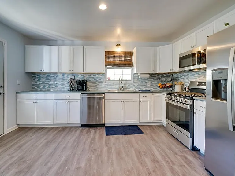 412 Swann St — Photo 11