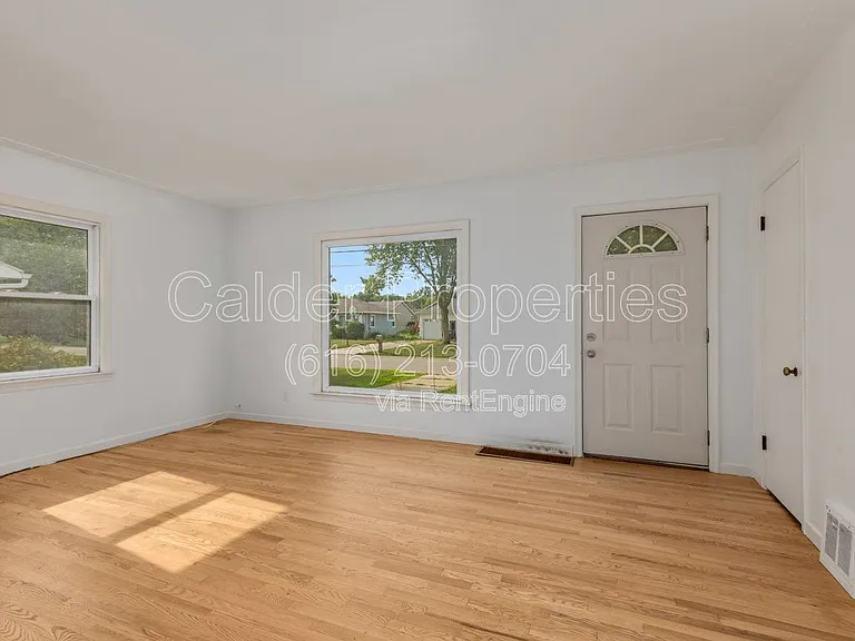 105 Morning Glory St SW — Photo 2