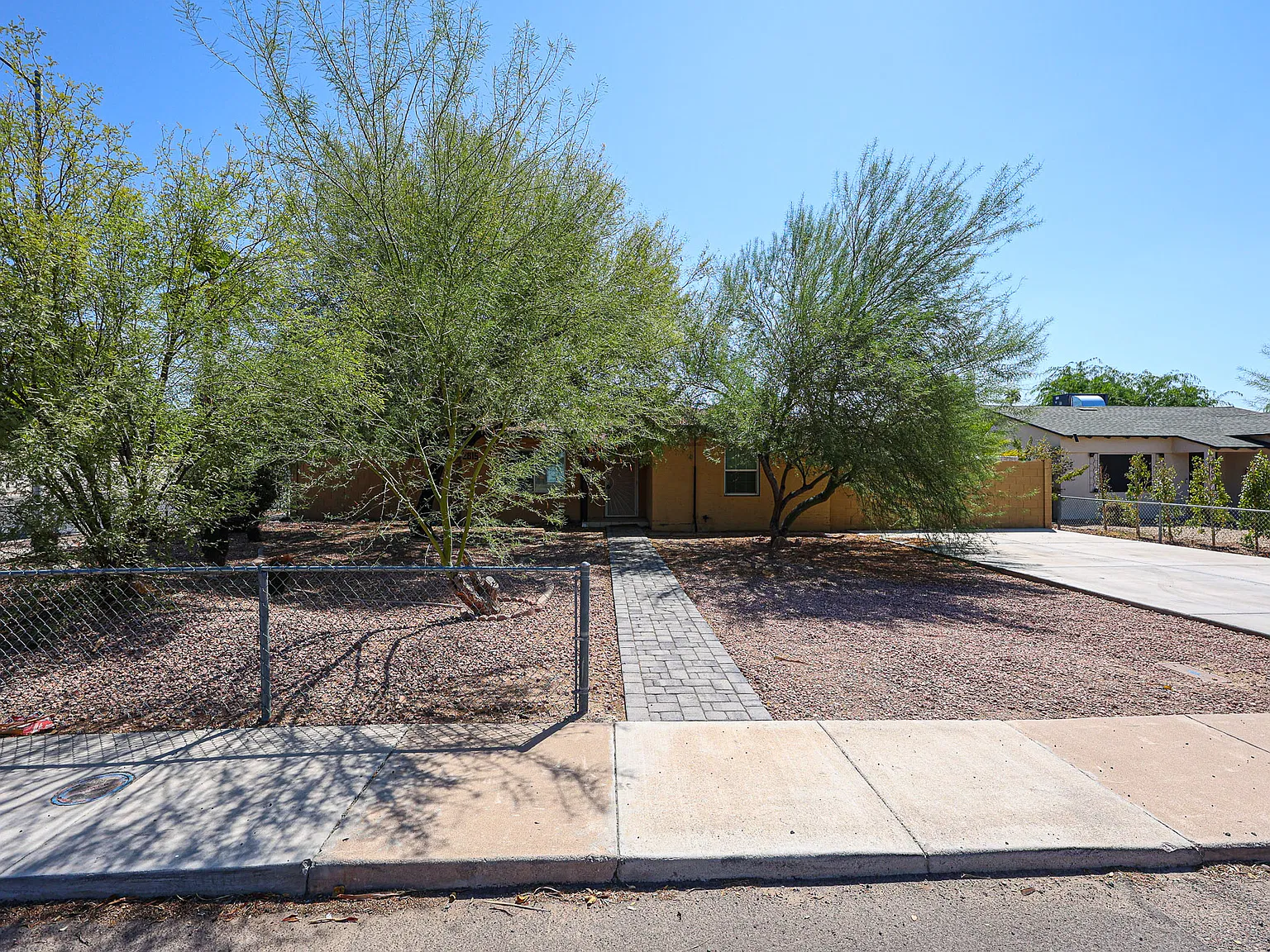 4 bed, 2000 sqft, $2,395 — Photo 2