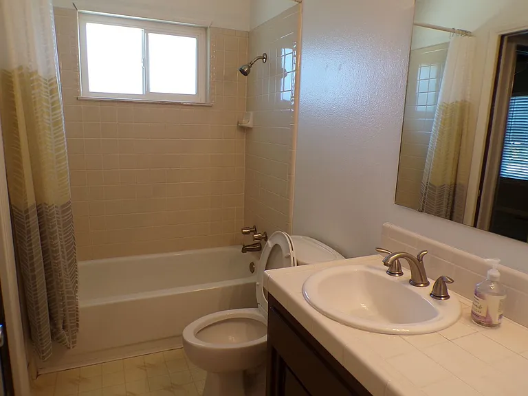 1600 Fairington Ln — Photo 9