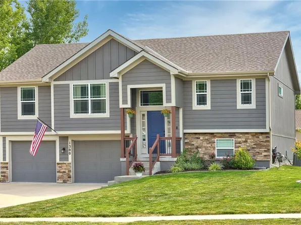 1300 Regency Dr, Kearney, MO 64060