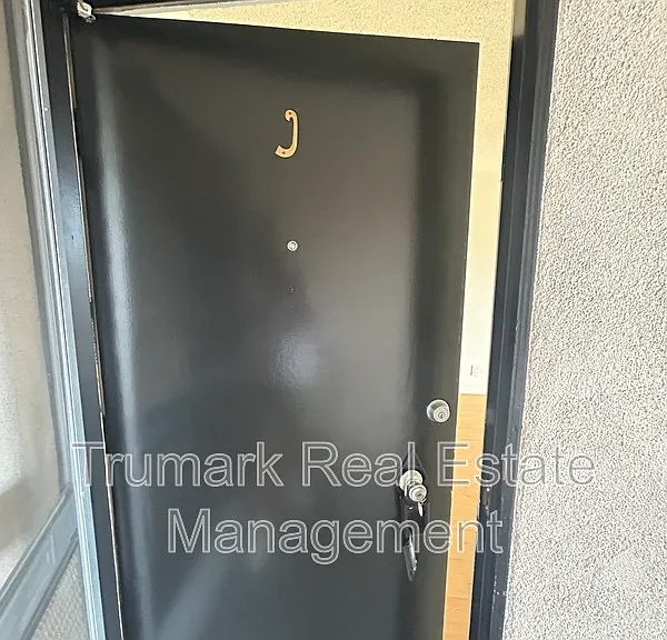 321 E Tujunga Ave #J — Photo 3