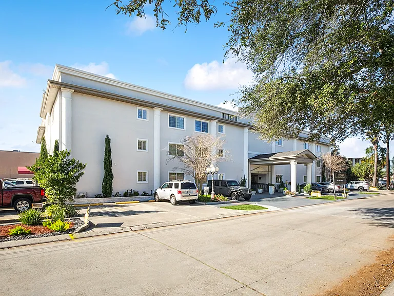 La Plaza Apartments — Photo 11