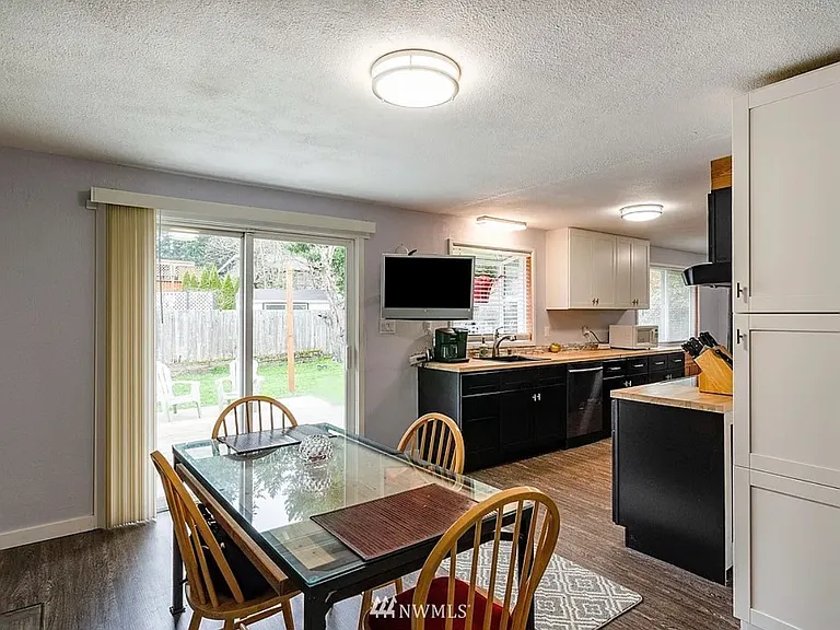 1339 Rhododendron Ct NE — Photo 4