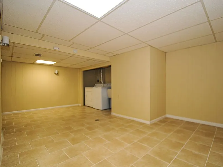 513 W Potter St — Photo 22