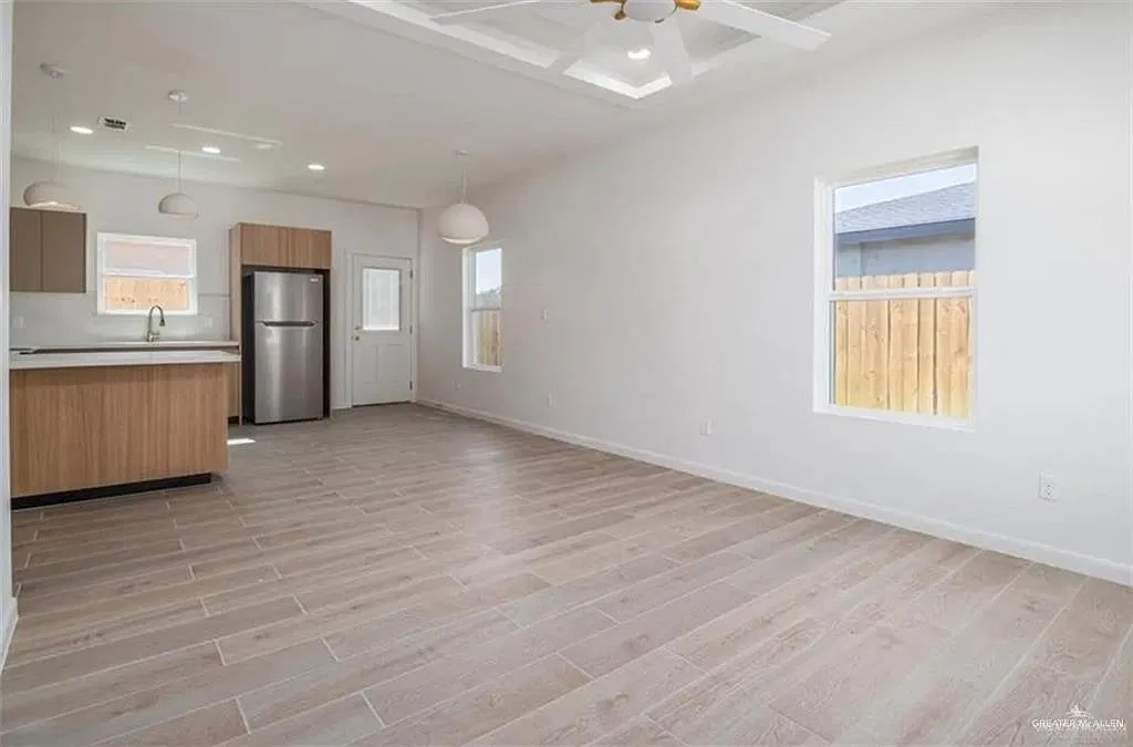 3 bed, 2.0 bath, 1000 sqft, $1,350 — Photo 2