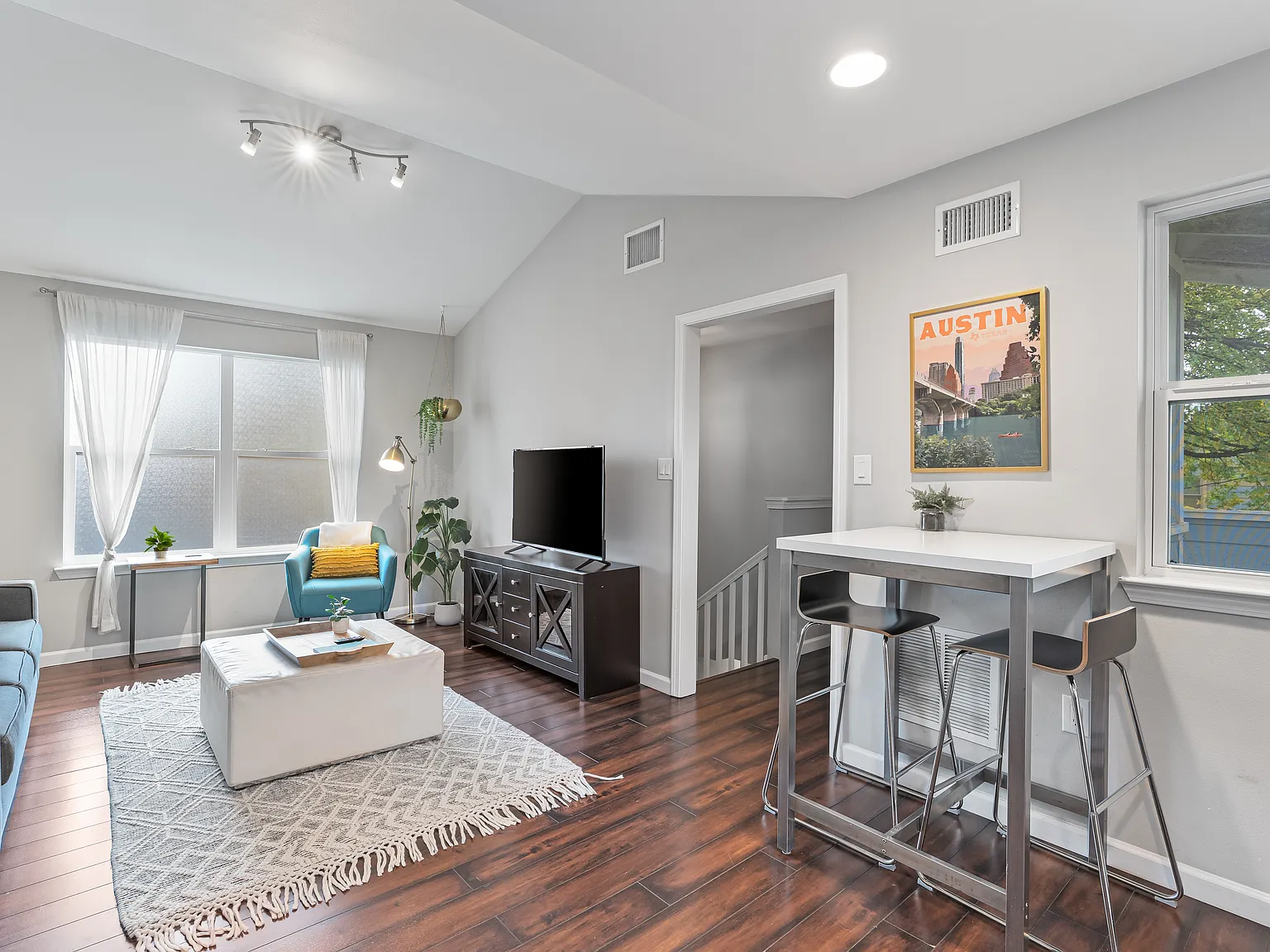 2 bed, 850 sqft, $2,345 — Photo 2