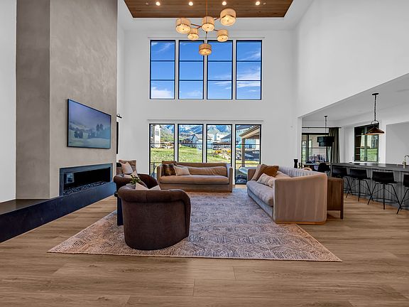 5th image of 565 W Autumn Blaze