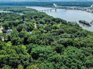 600 Livingston Ave, East Dubuque, IL 61025