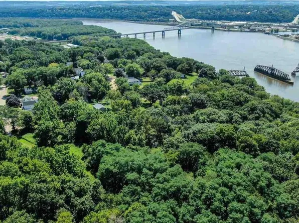 600 Livingston Ave, East Dubuque, IL 61025