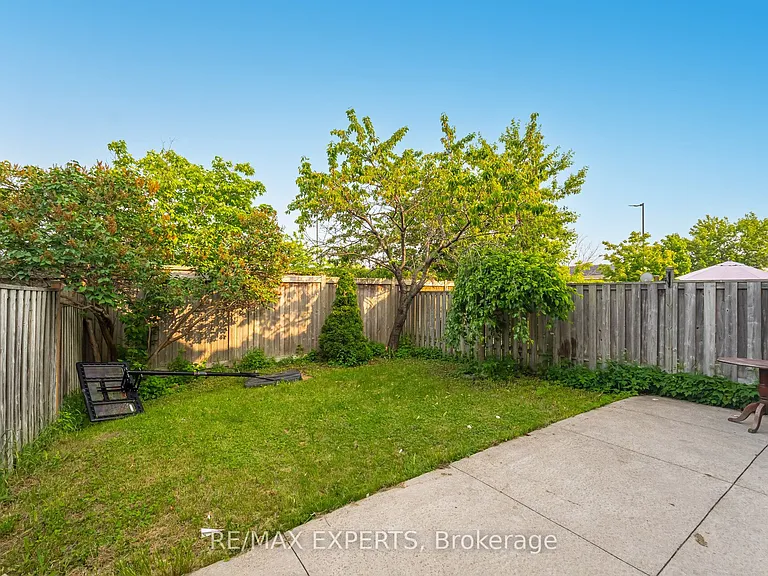 82 Twin Pines Cres — Photo 21